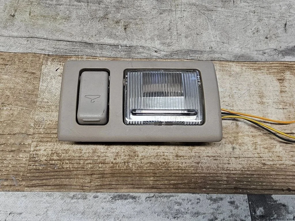 Lampka tylnych siedzeń VJ5910