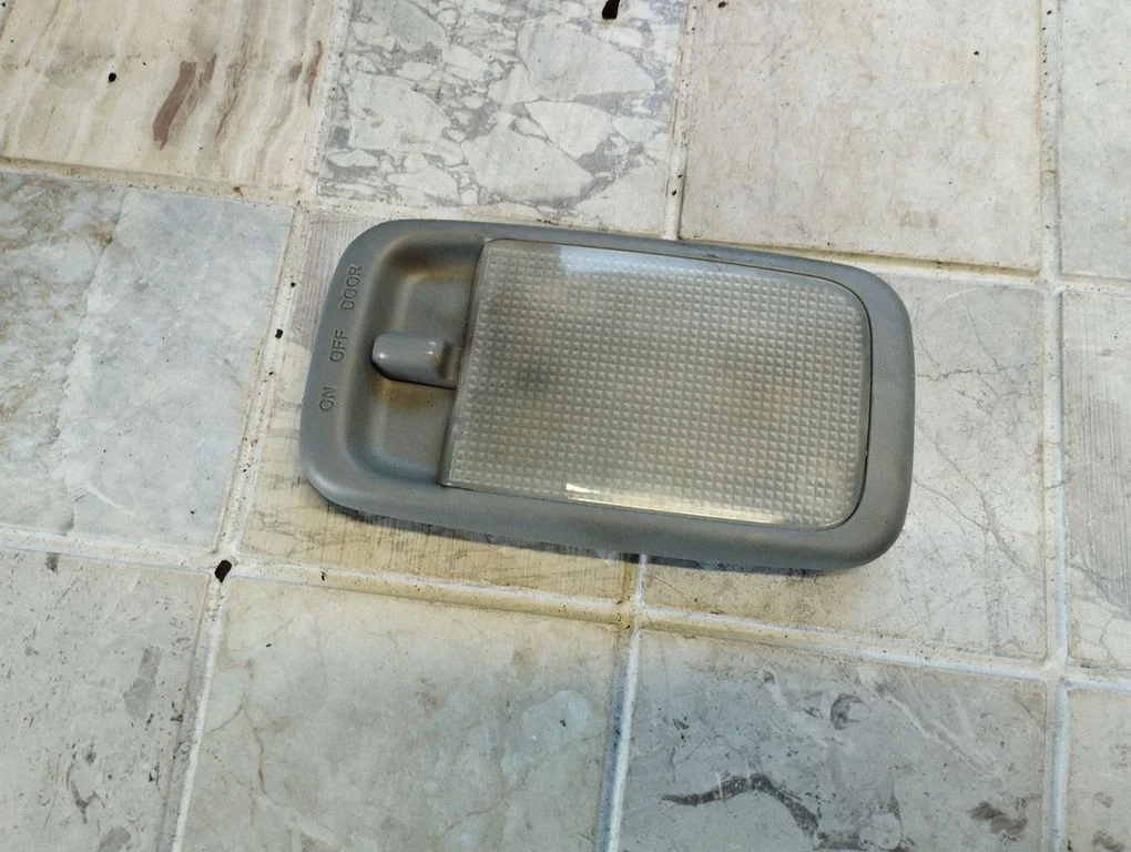 Rear seat light – Toyota RAV 4 (XA20) (2000-2005)