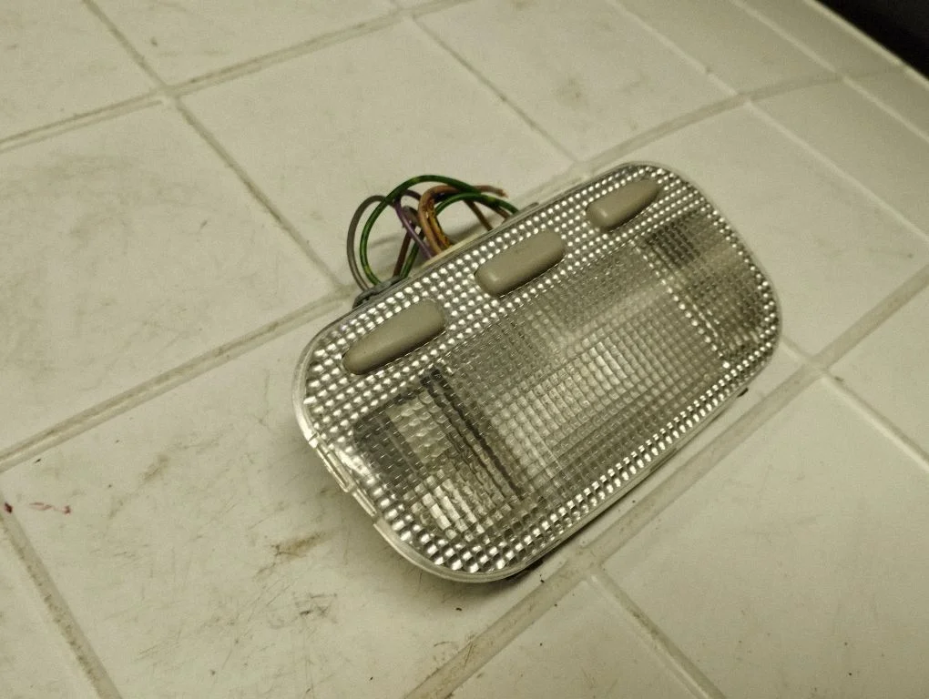 Aizmugurējo sēdvietu apgaismojuma lukturis