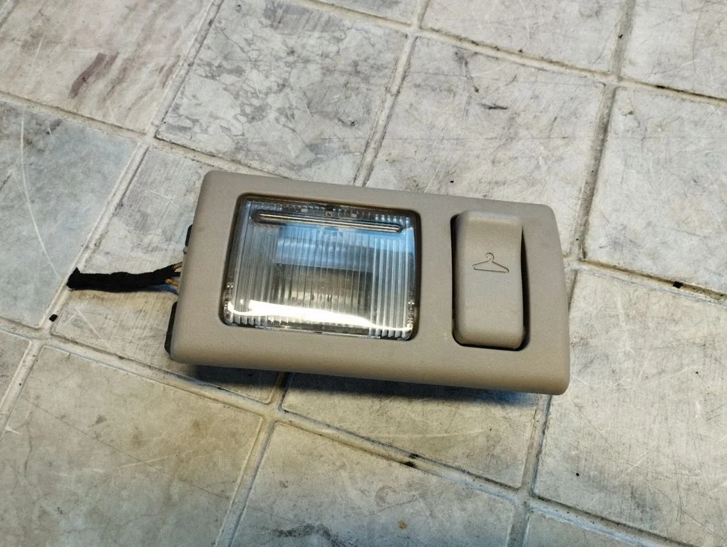 Tagaistmete valgustustuli VJ5910
