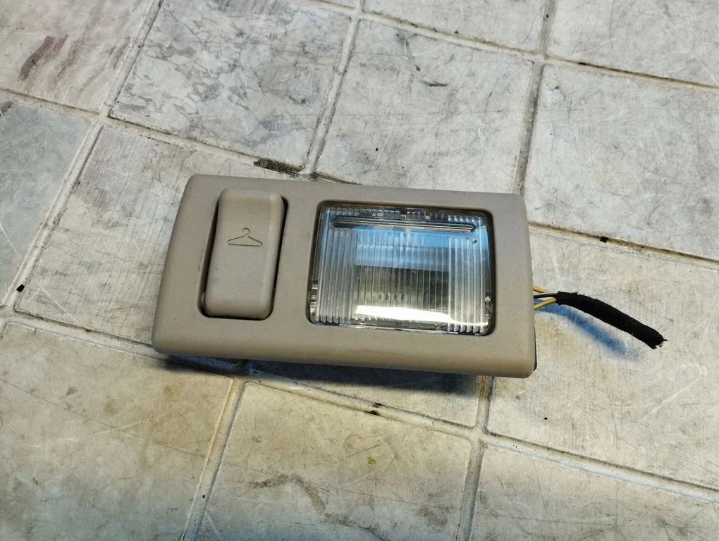 Tagaistmete valgustustuli VJ5909