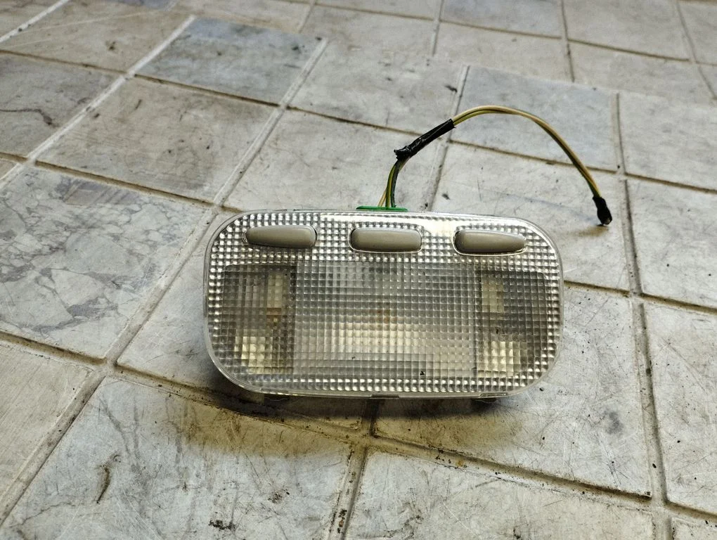 Aizmugurējo sēdvietu apgaismojuma lukturis