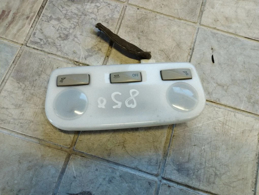 Rear seat light 264300008R