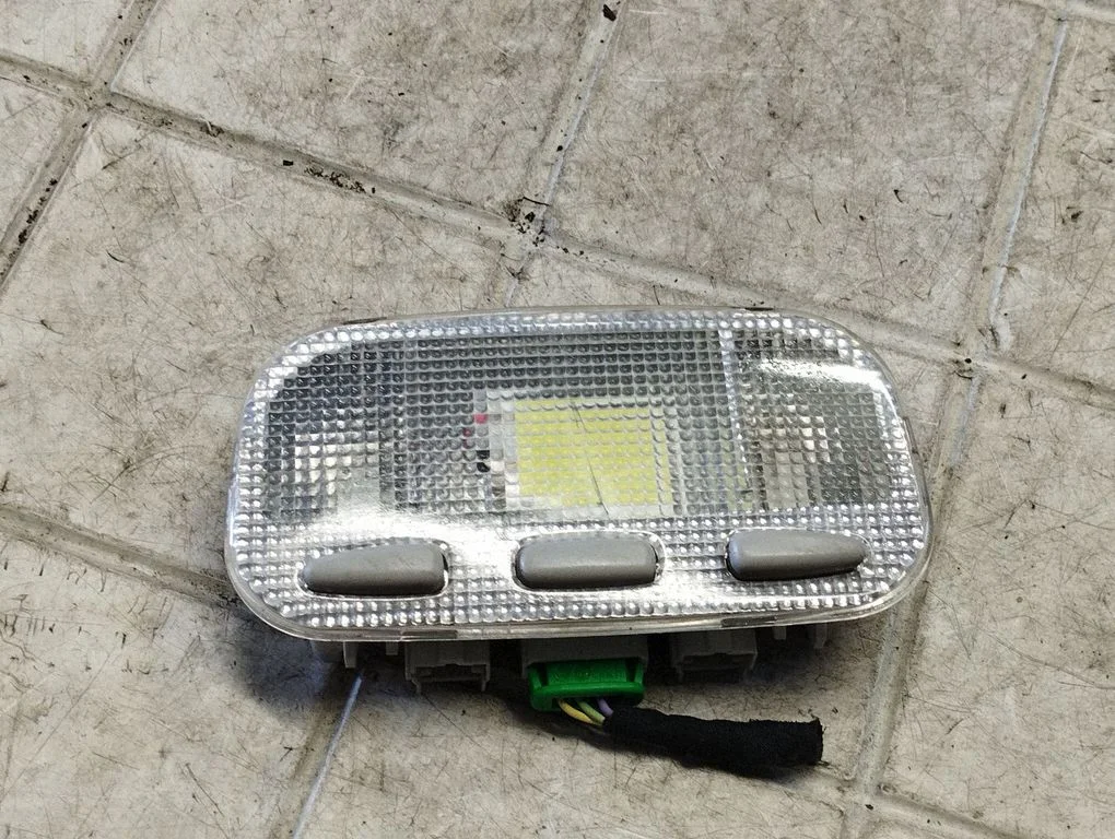 Aizmugurējo sēdvietu apgaismojuma lukturis