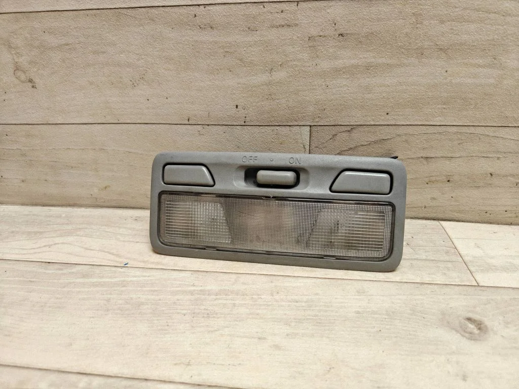 Priekšējo sēdvietu apgaismojuma lukturis MR330450