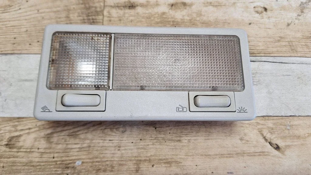 Lampka przednich siedzeń 7M3947105