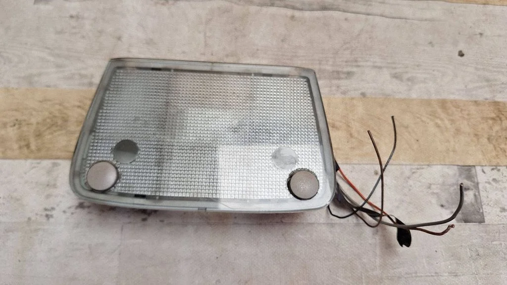 Lampka przednich siedzeń 273893313