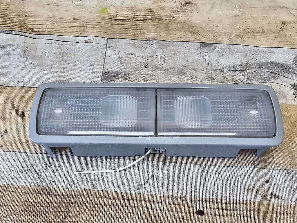 Esiistmete valgustustuli – Honda FR-V (2004-2009)