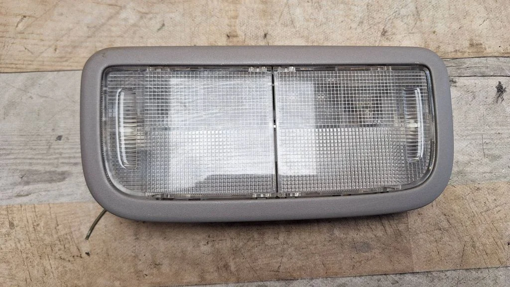 Front seat light 7290912