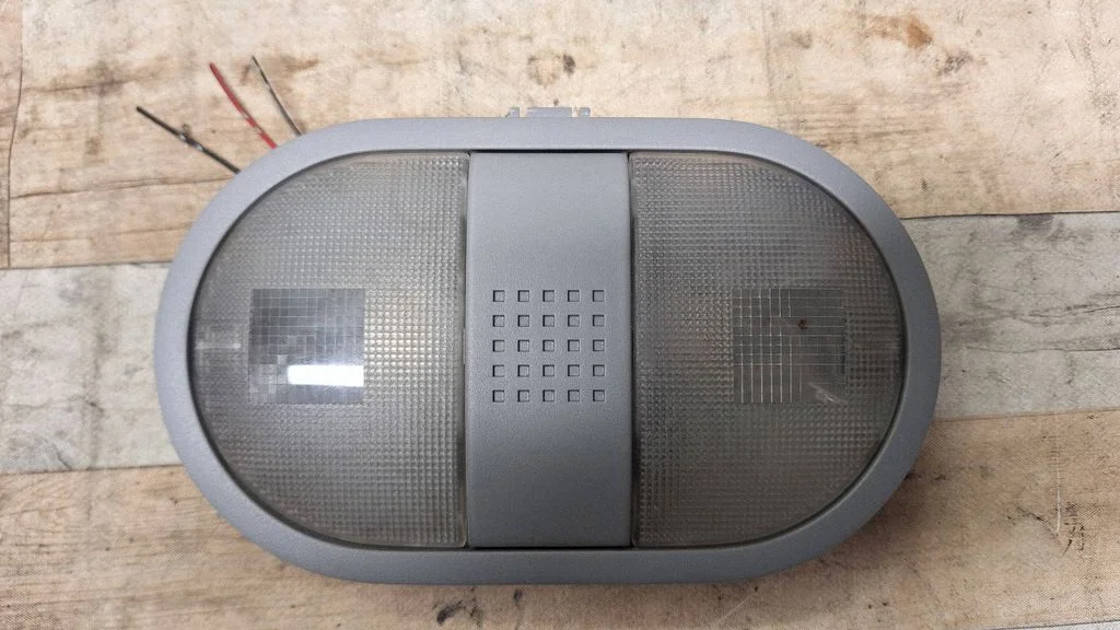 Esiistmete valgustustuli MR951589