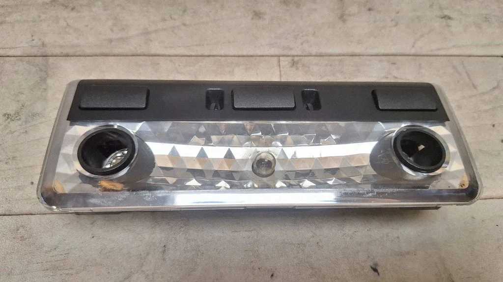 Esiistmete valgustustuli – BMW X3 E83 (2003-2010)