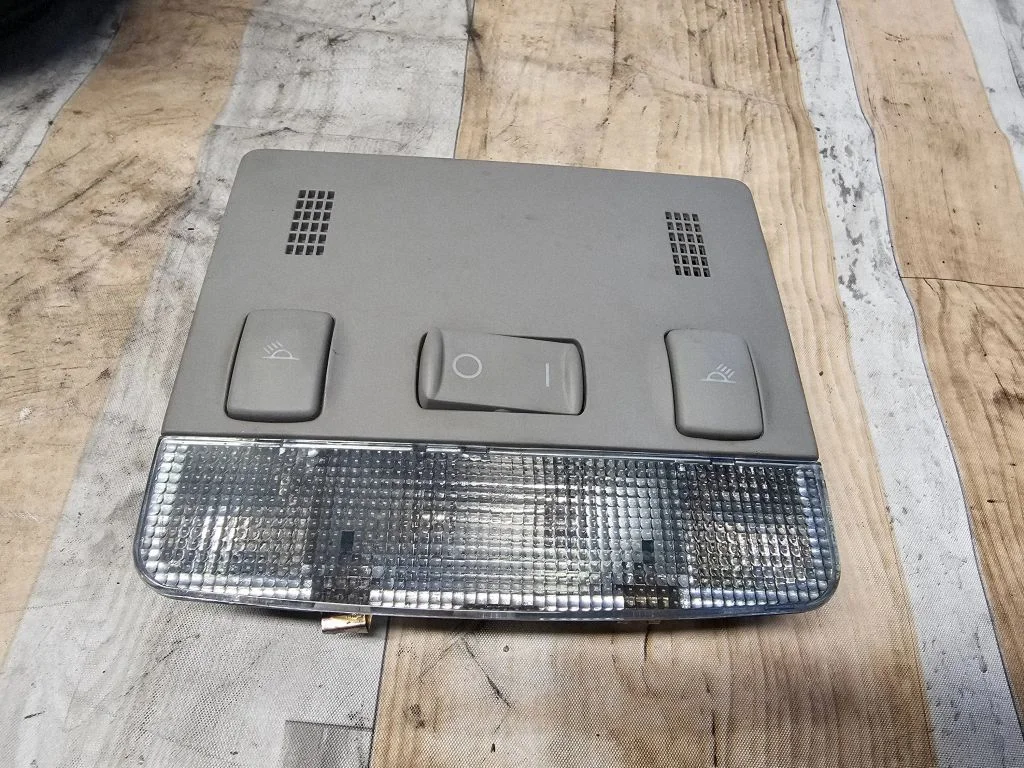 Front seat light 8Z0947111