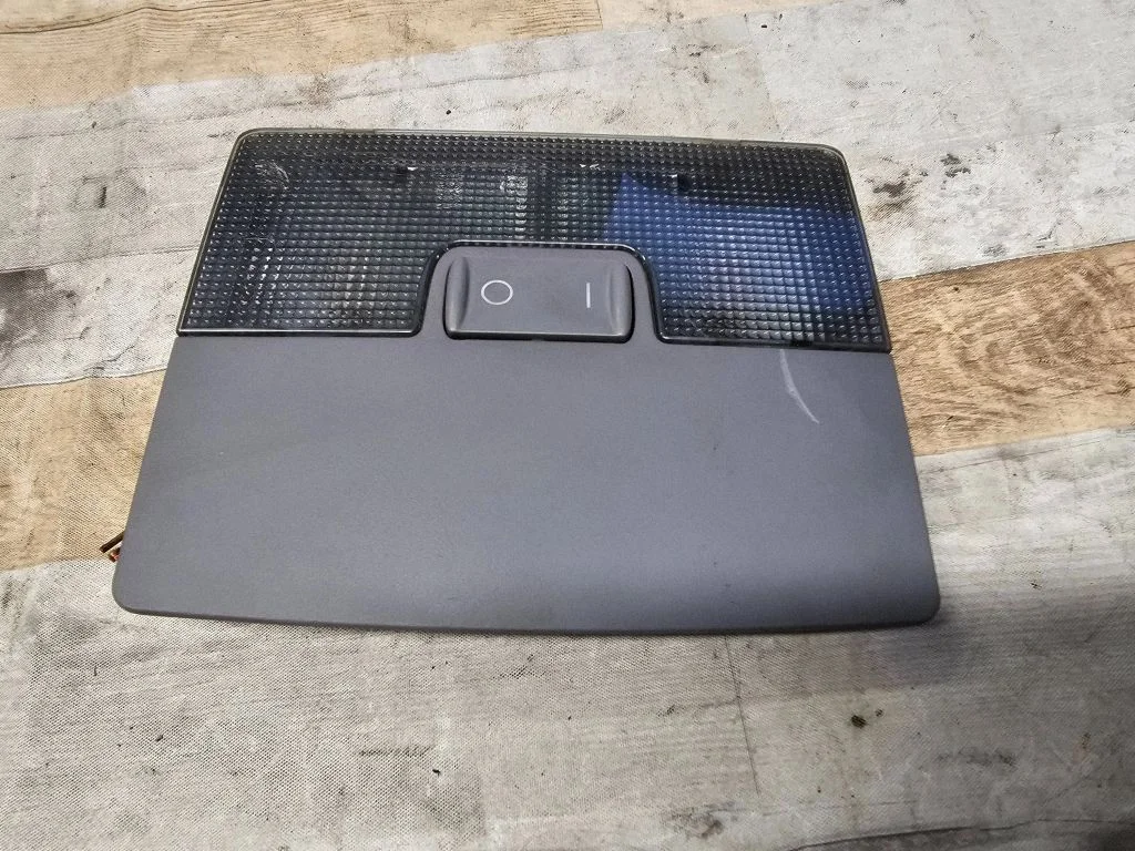 Esiistmete valgustustuli – Audi A6 Allroad C5 (1999-2005)