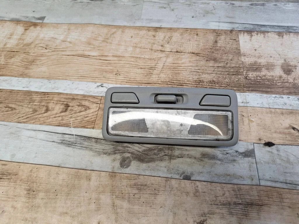 Esiistmete valgustustuli MR330450