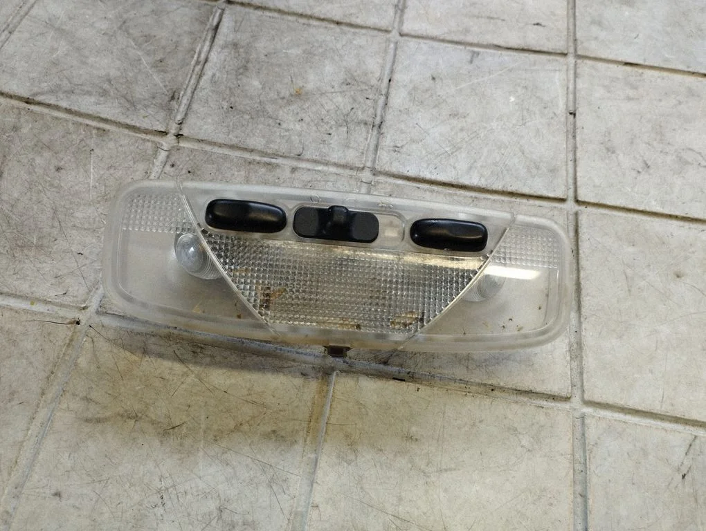 Lampka przednich siedzeń 2S6A13K767AA