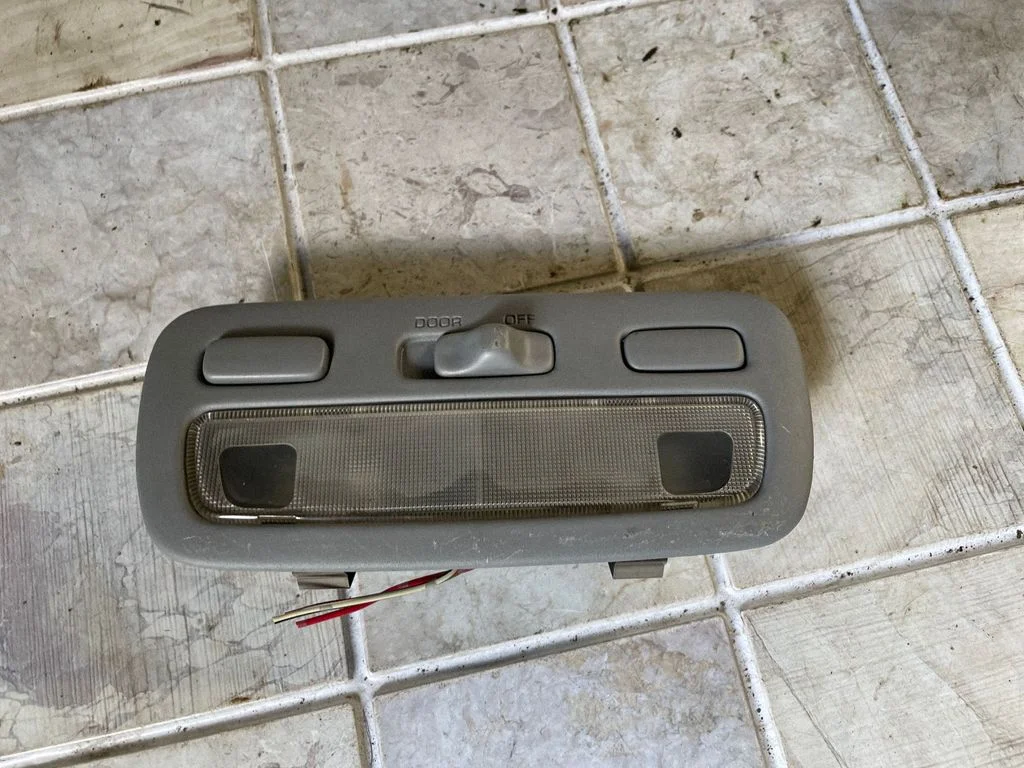 Front seat light – Toyota Previa (XR30, XR40) II (2000-2006)