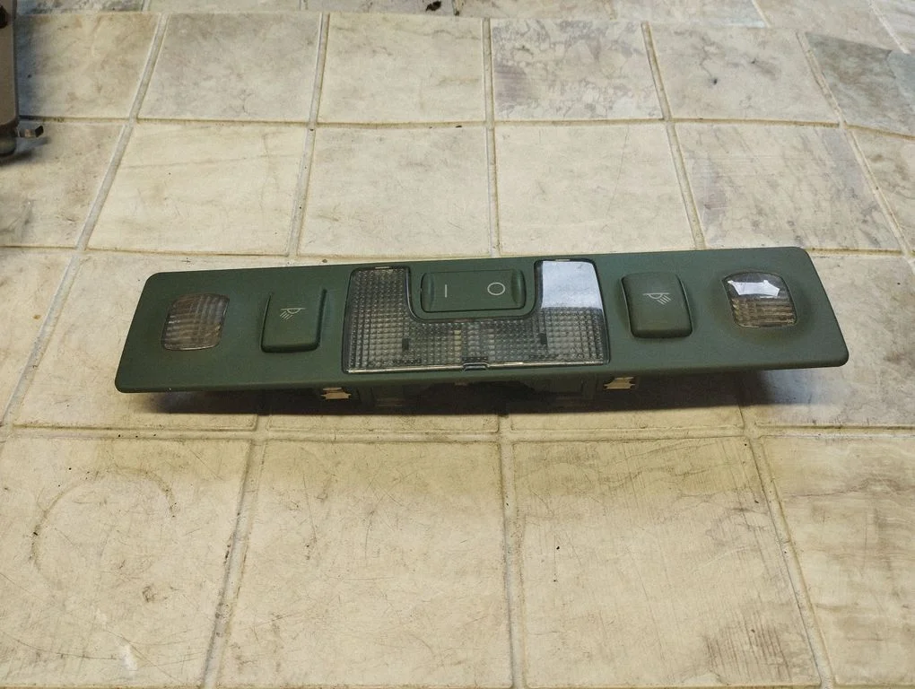 Front seat light 4B0947111