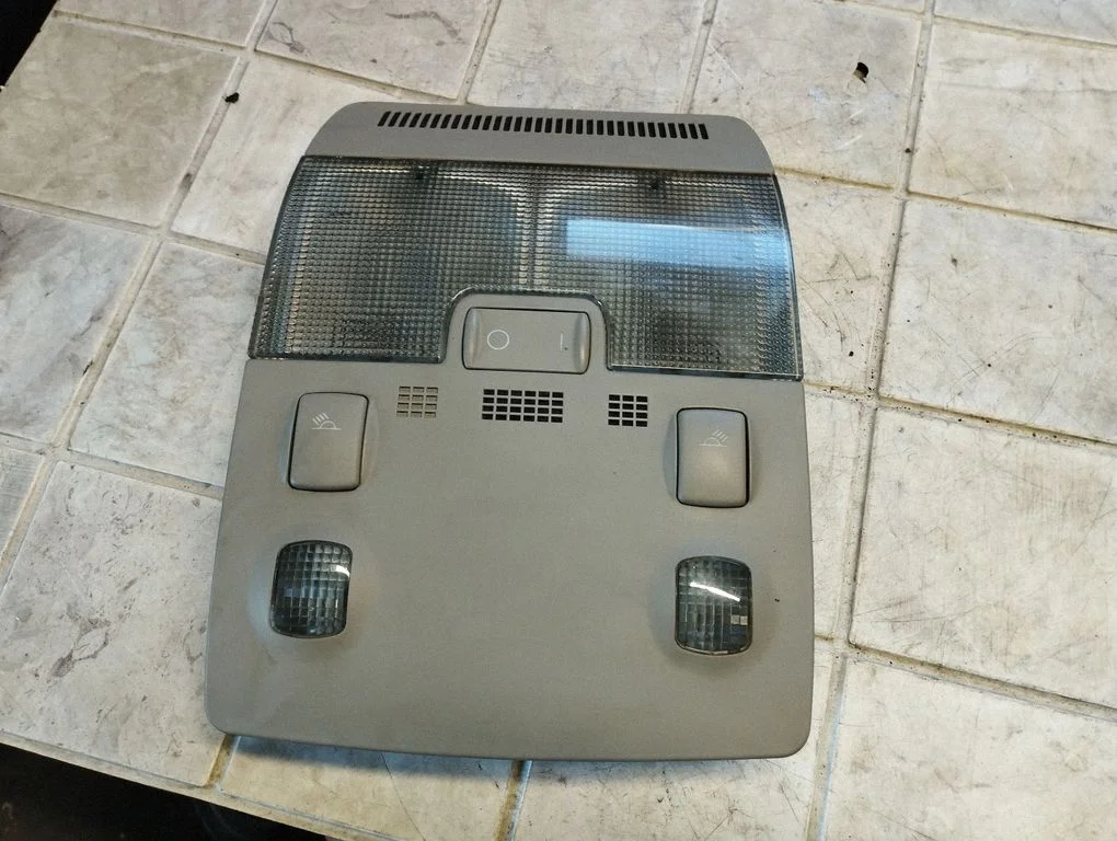 Front seat light 8E0947135A