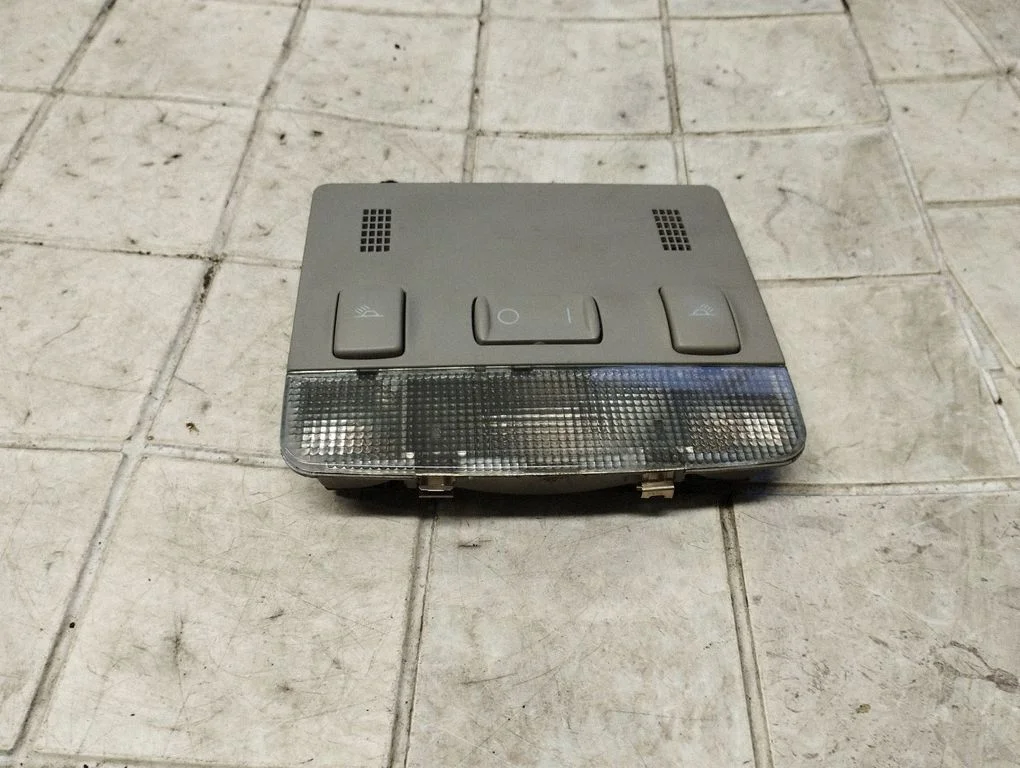 Lampka przednich siedzeń 8Z0947111