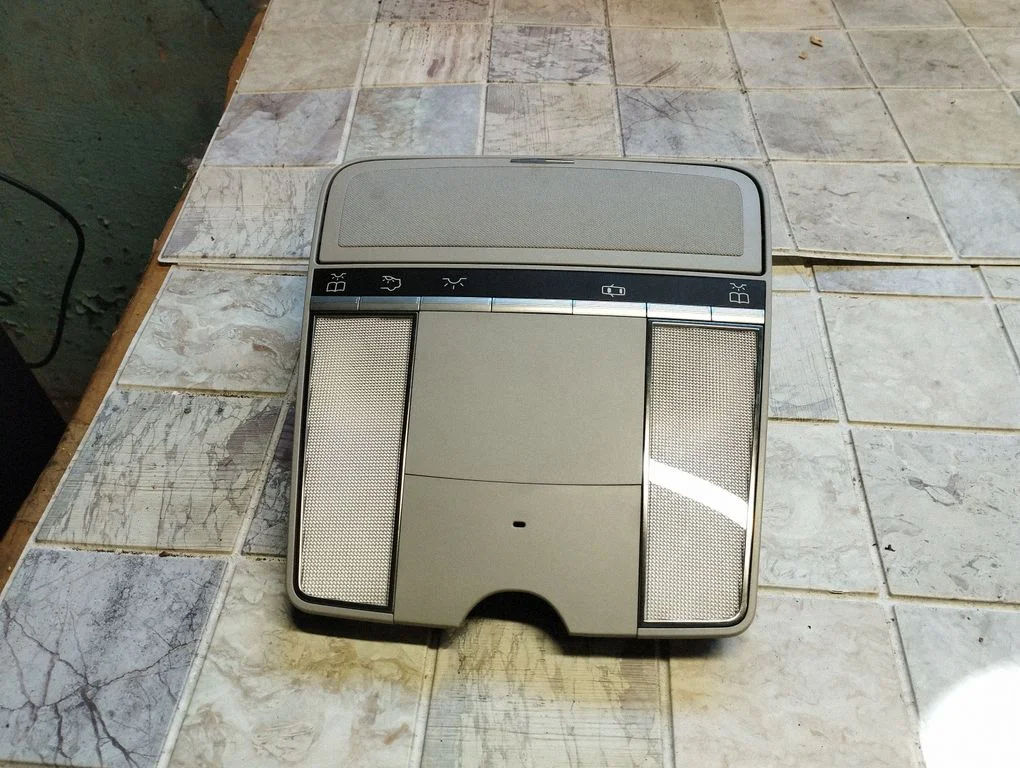Front seat light A2218705086