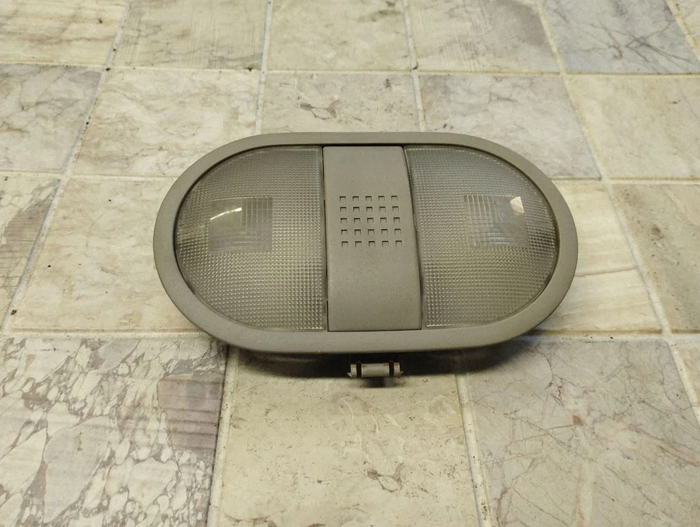 Esiistmete valgustustuli MR951589