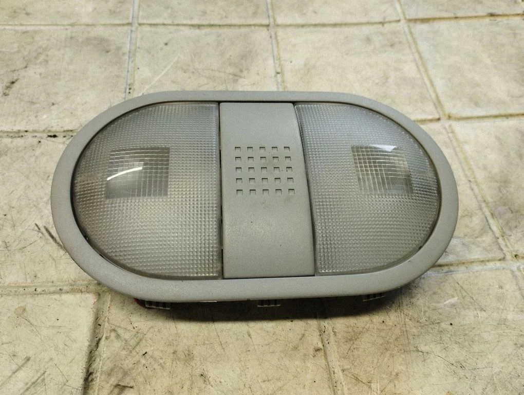 Lampka przednich siedzeń MN140166