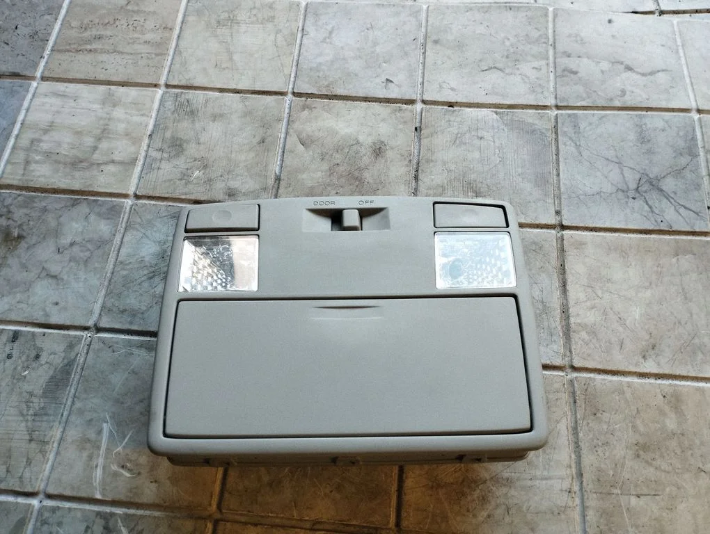 Lampka przednich siedzeń 6K2A69970