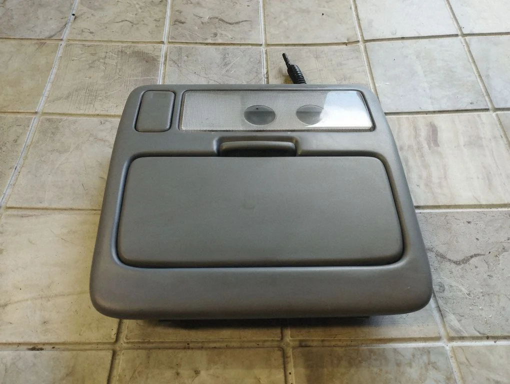 Front seat light – Toyota RAV 4 (XA20) (2000-2005)