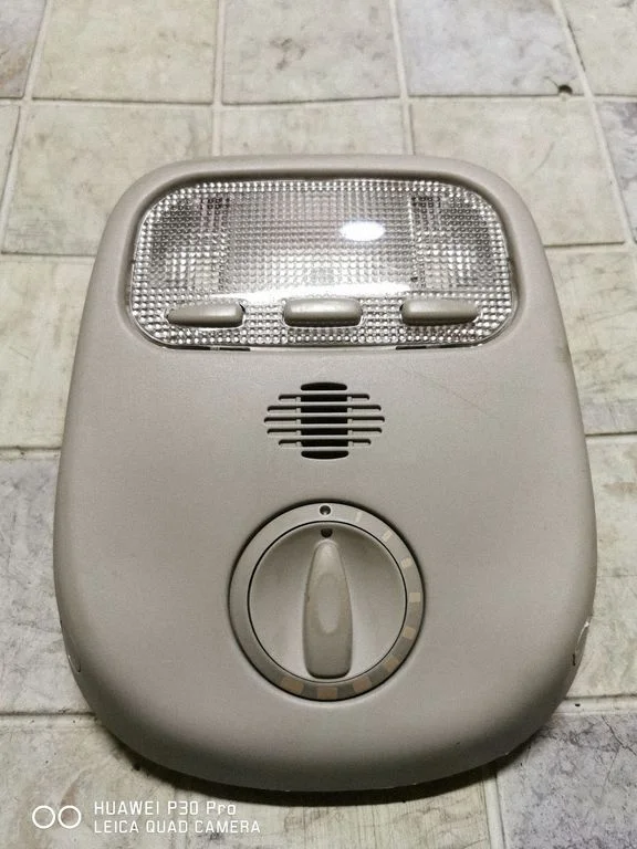 Priekšējo sēdvietu apgaismojuma lukturis 9648338377