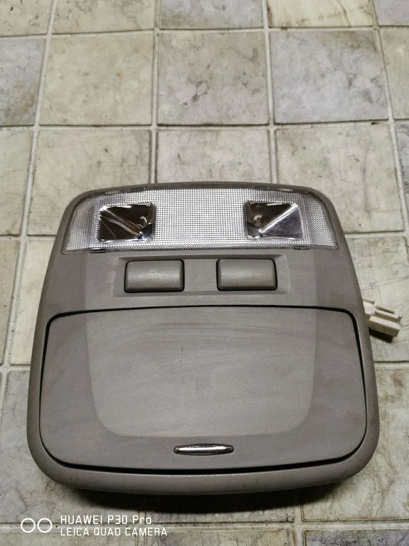 Esiistmete valgustustuli – Hyundai Santa Fe (2000-2006)