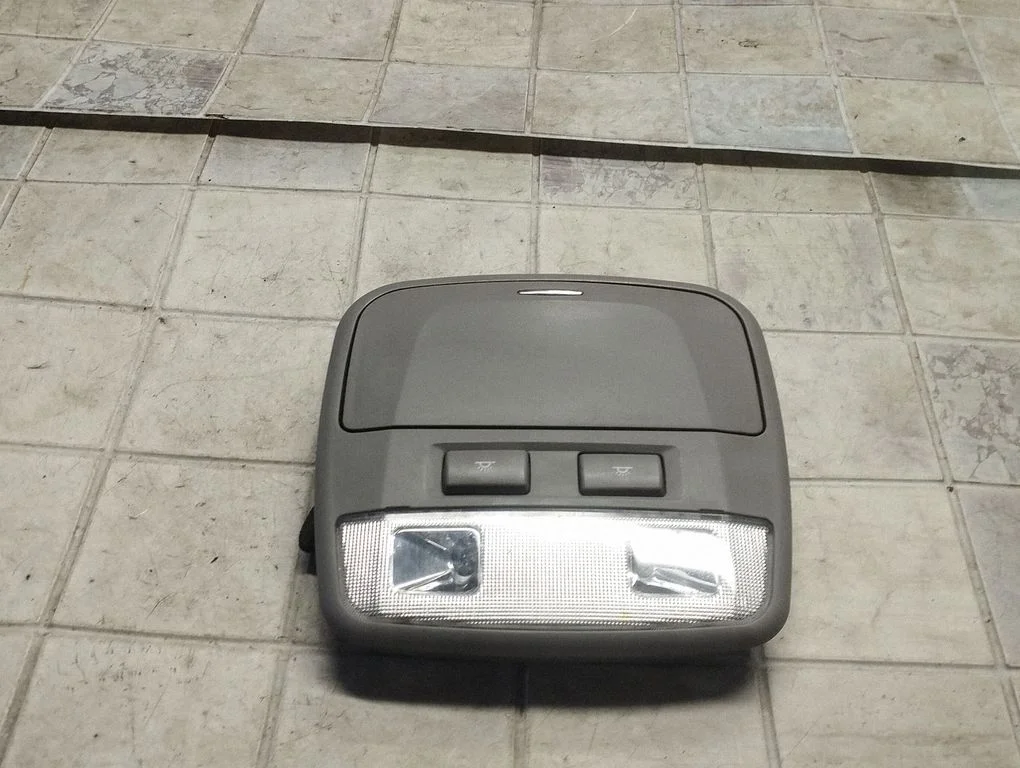 Esiistmete valgustustuli – Hyundai Santa Fe (2000-2006)