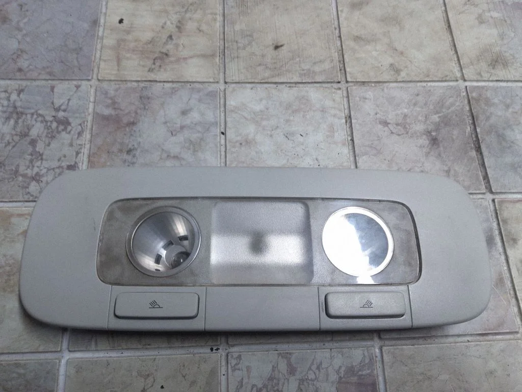 Esiistmete valgustustuli – Volkswagen Golf Plus (2005-2013)
