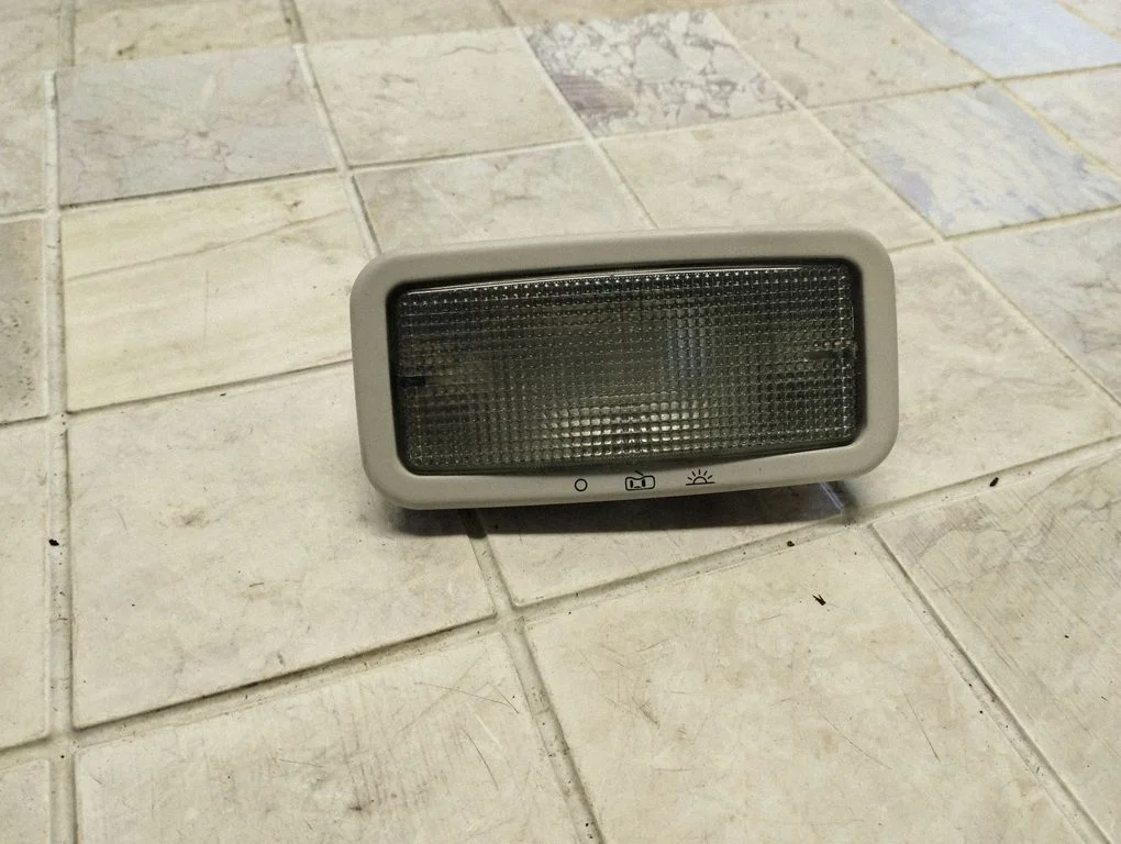 Front seat light 6N0947105F