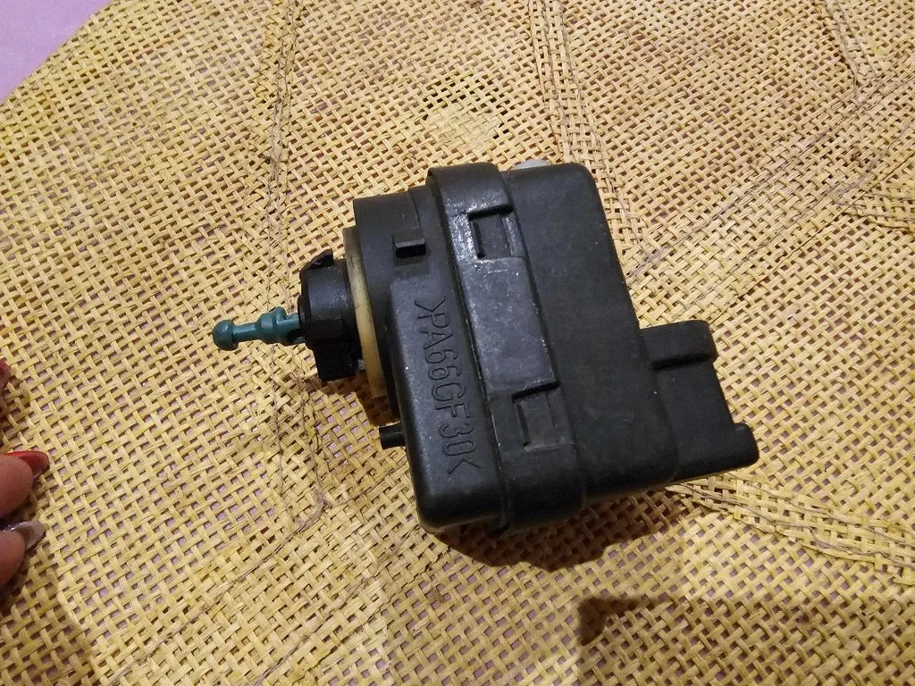 Lukturu augstuma regulēšanas motoriņš 7700840141