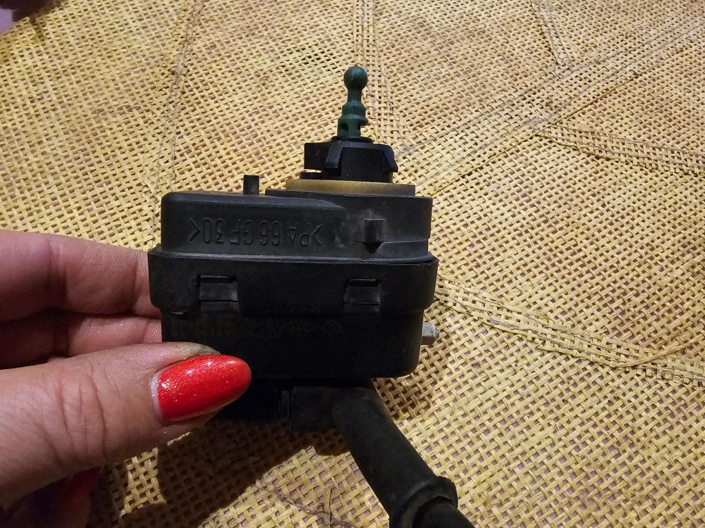 Lukturu augstuma regulēšanas motoriņš 7700840141