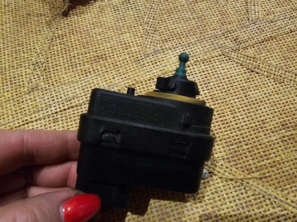 Lukturu augstuma regulēšanas motoriņš 7700840141