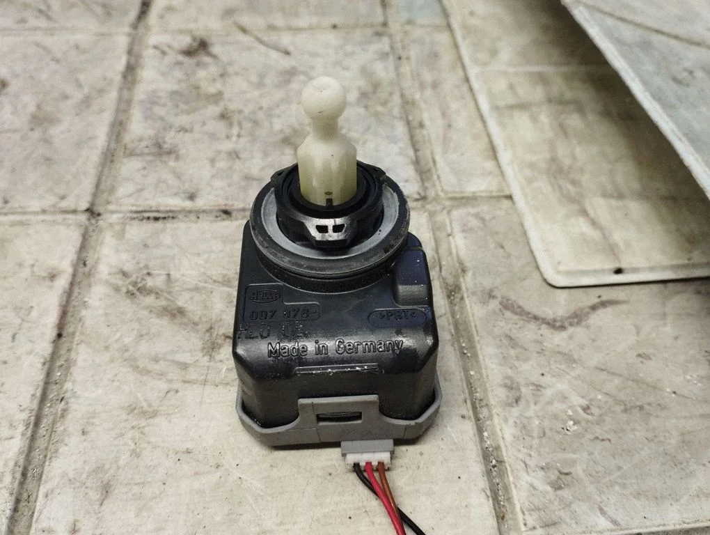 Headlight level adjustment motor 6Y0941295