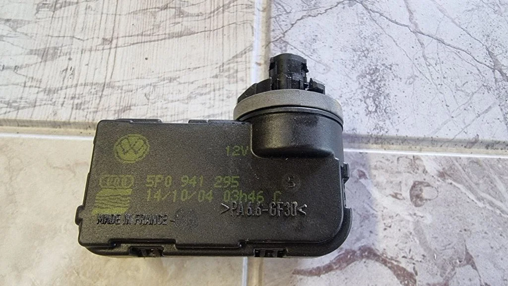 Lukturu augstuma regulēšanas motoriņš 5P0941295