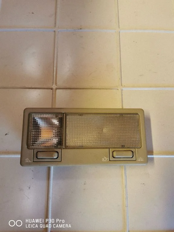 Lampka przednich siedzeń 1LO947105B