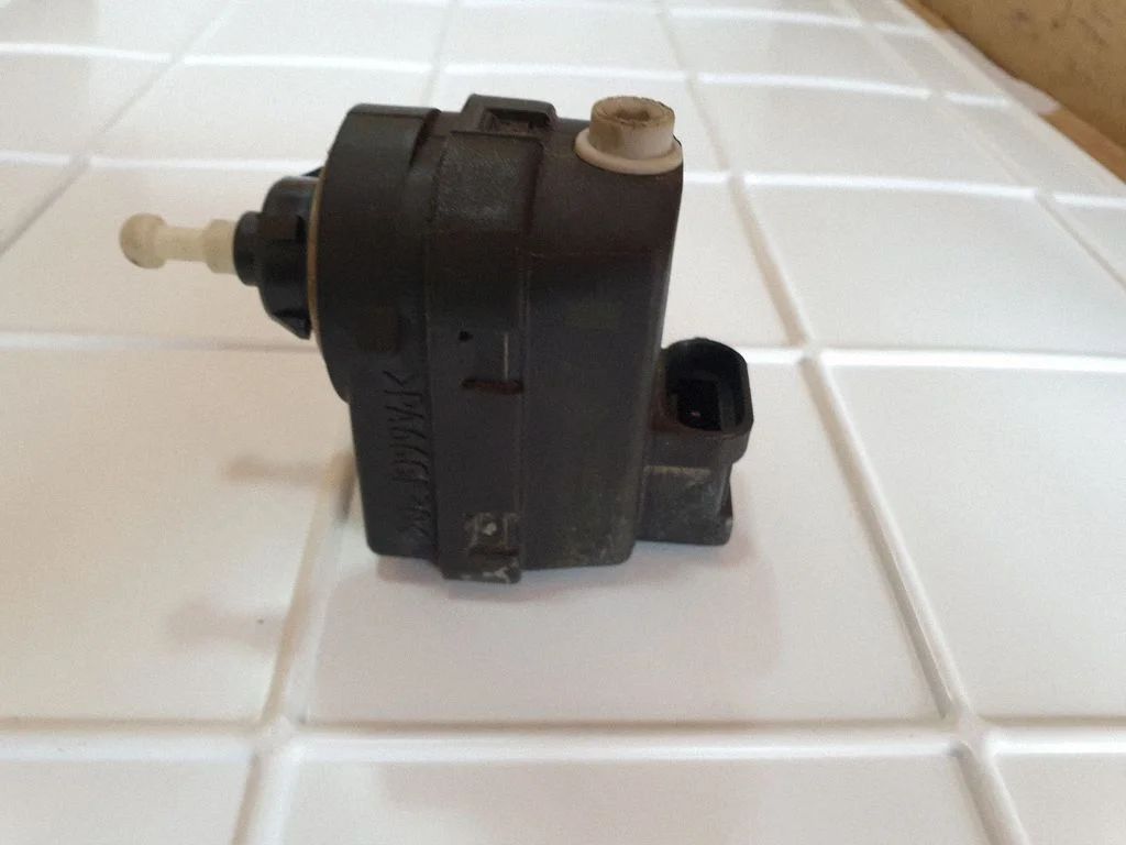 Lukturu augstuma regulēšanas motoriņš T8200259039