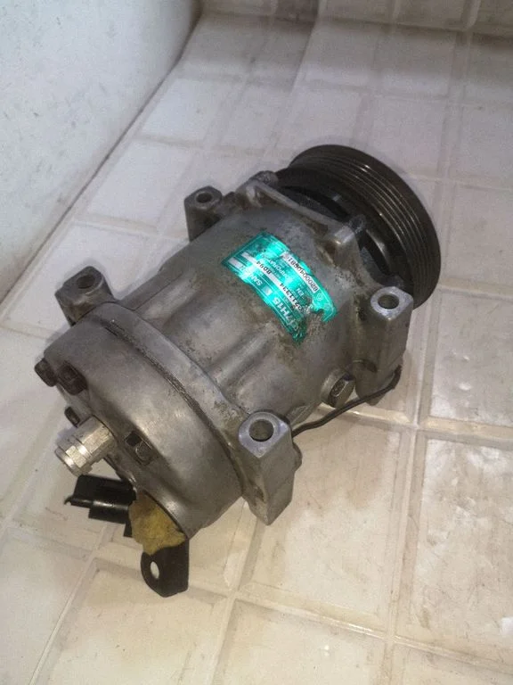 Air conditioning (A/C) compressor (pump) 8200040681
