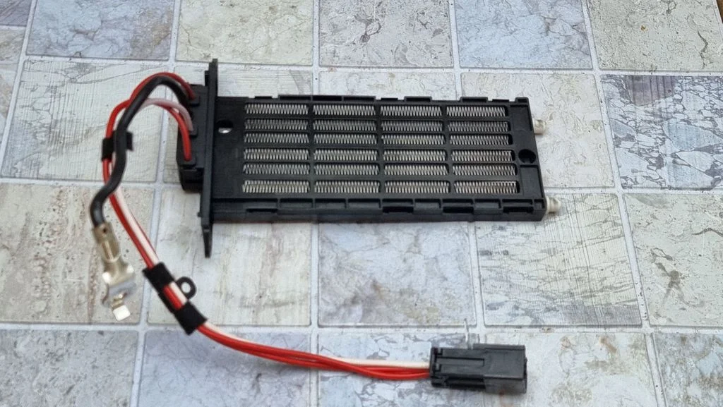 Elektriline salongi küttekeha radiaator AV1118K463AB