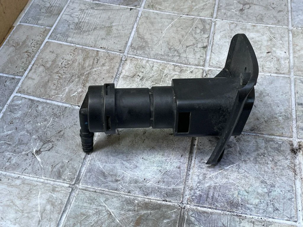 Headlight washer spray nozzle – Chrysler Grand Voyager IV (2001-2007)