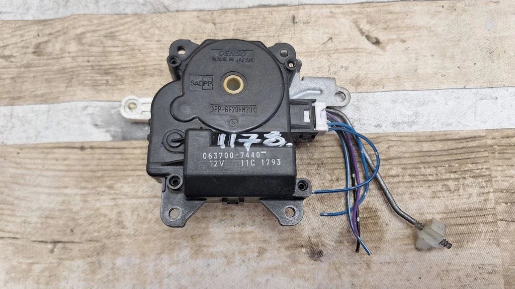 Air flap motor/actuator – Toyota Previa (XR30, XR40) II (2000-2006)