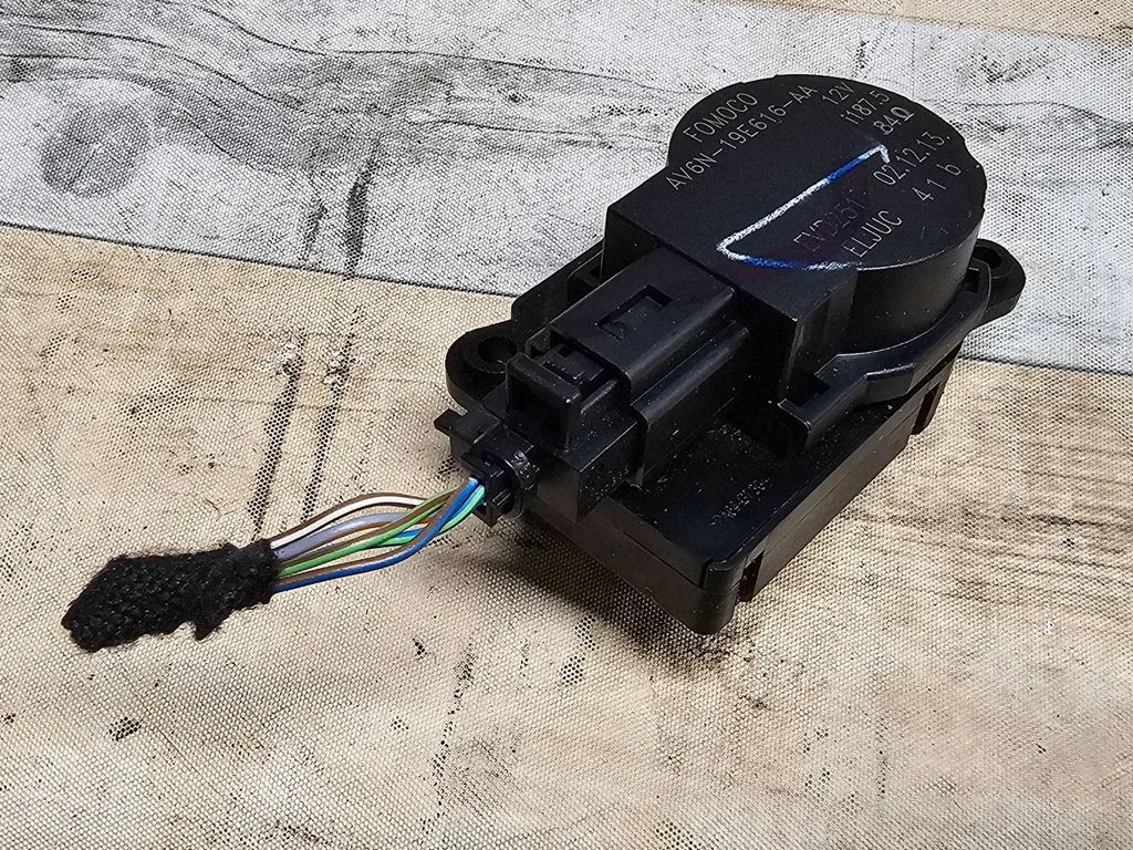 Air flap motor/actuator AV6N19E616AA