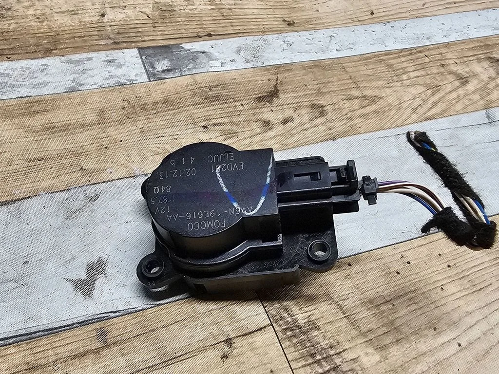 Air flap motor/actuator AV6N19E616AA