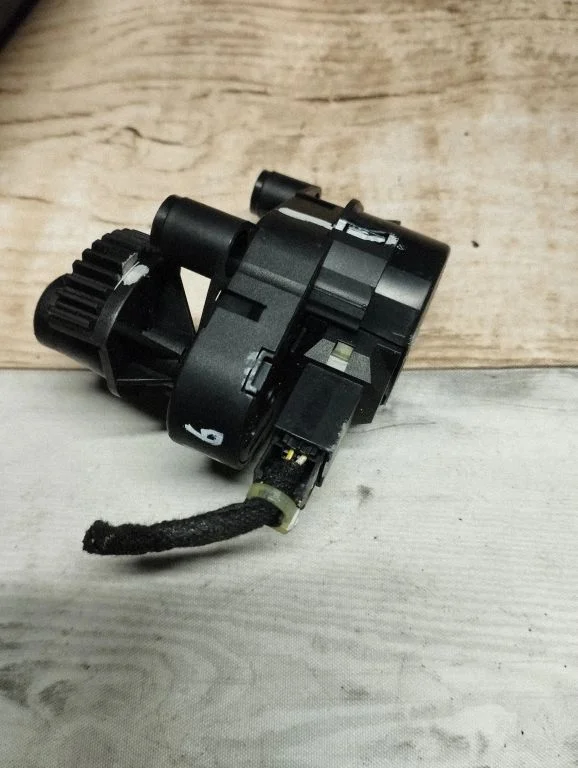 Air flap motor/actuator 7M3907511D