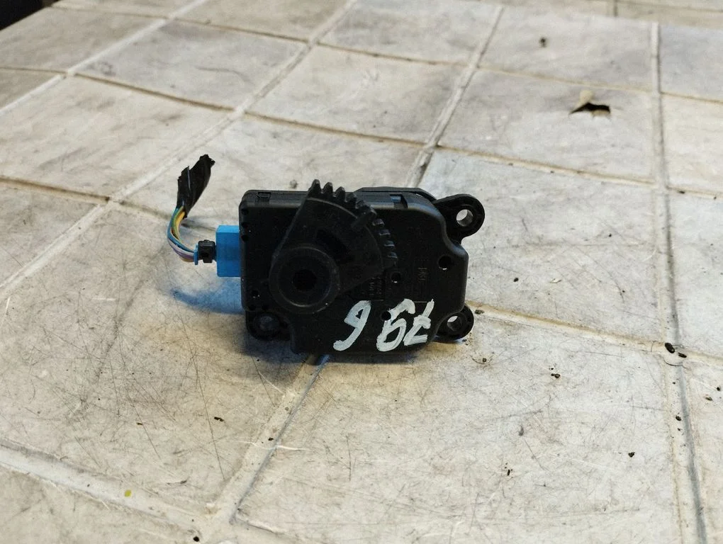Air flap motor/actuator AV6N19E616AA