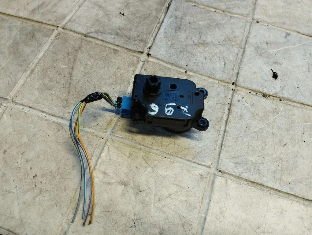 Air flap motor/actuator AV6N19E616AA