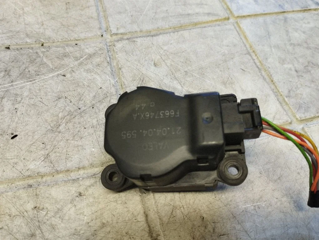 Gaisa aizvara motoriņš/aktuators F663746XA